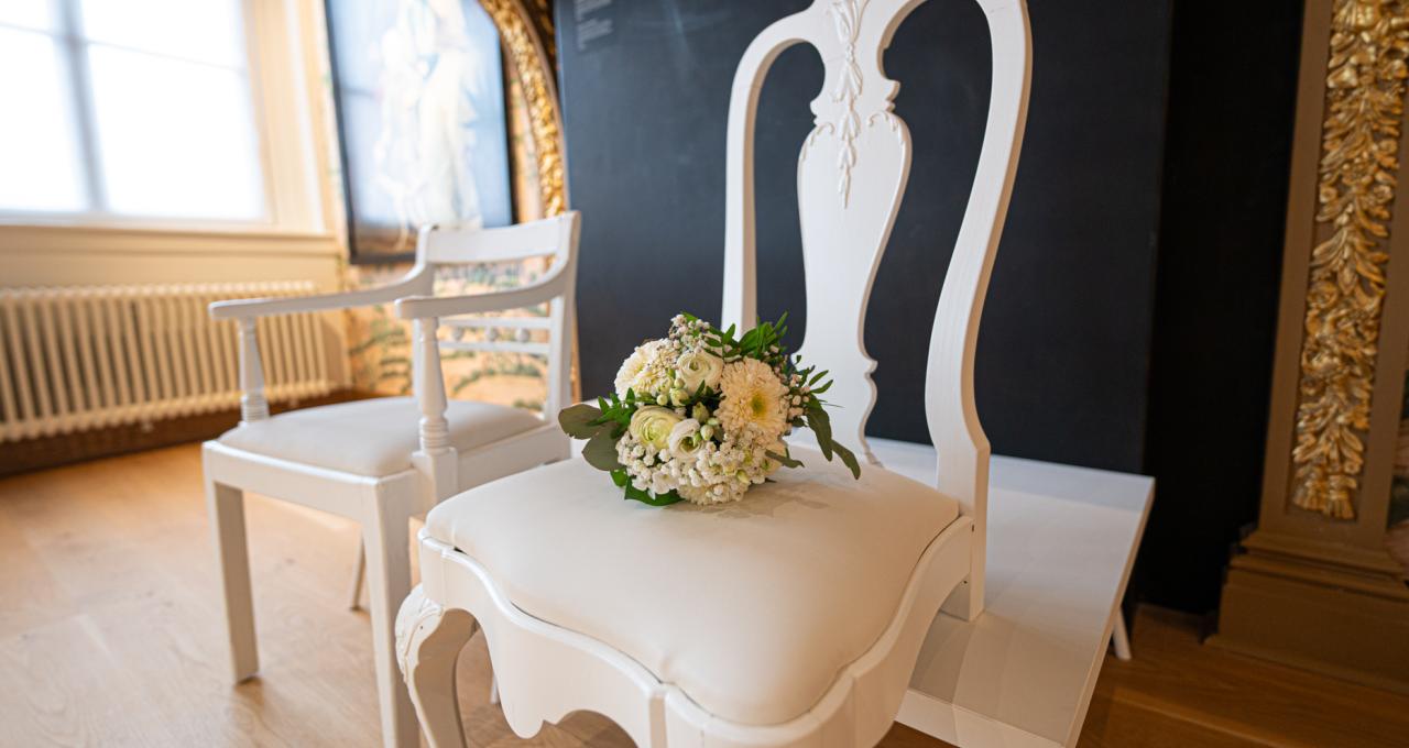 Bruidsboeket op stoelen in Pronkzaal
